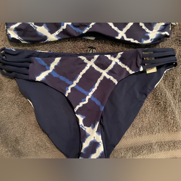 Bikini top and bottom set - Picture 3 of 4